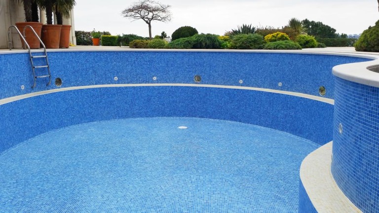 Les avantages d'une piscine sur mesure à Châtillon-sur-Chalaronne