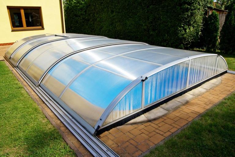 Quel abri de piscine choisir pour protéger votre bassin ?