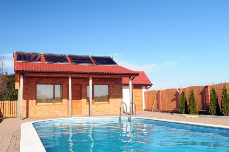 Chauffage de piscine : prolongez votre saison de baignade